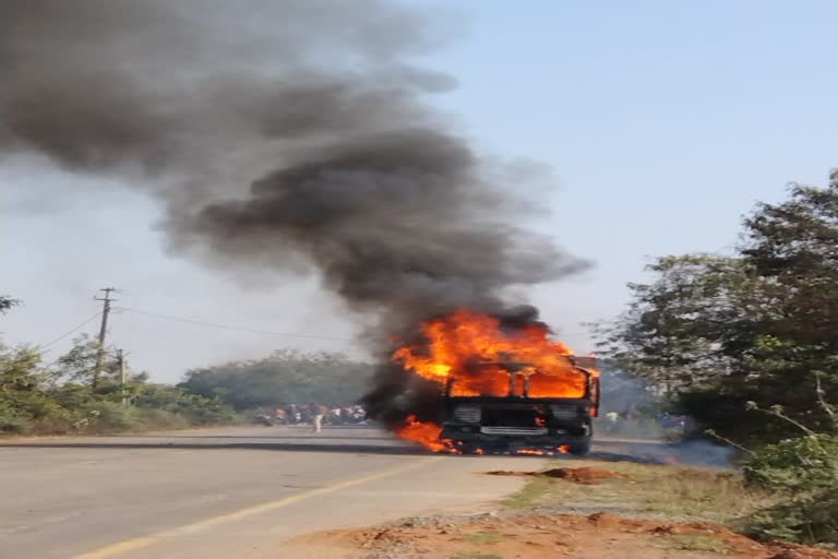 Truck fire after accident from bike in chandia of umaria