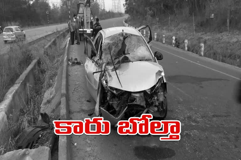 కారు బోల్తా పడి ఇద్దరు మృతి