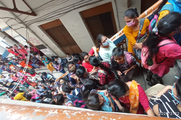 student's agitation_in_front_of_vidyasagar_college_for_women