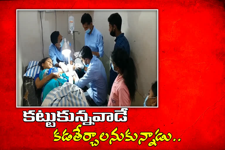 వ్యవసాయ చెక్‌పోస్టు వద్ద భార్యపై కత్తితో దాడి