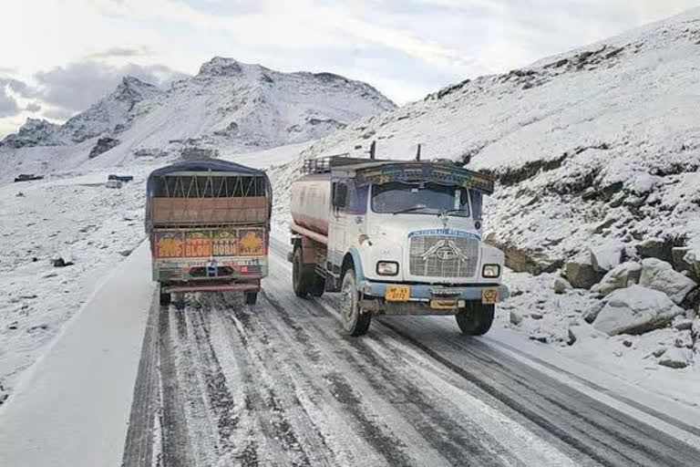 manali leh road.