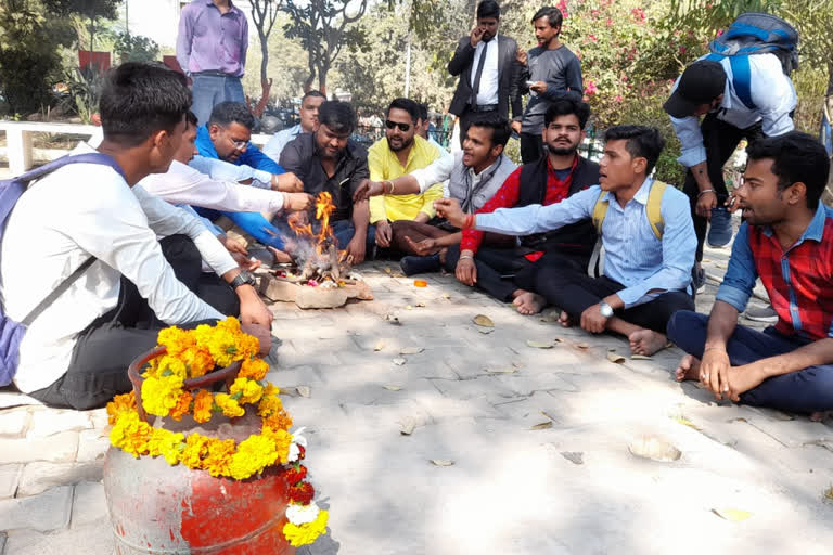 सरकार की बुद्धि शुद्धि के लिए यूथ कांग्रेस ने किया हवन