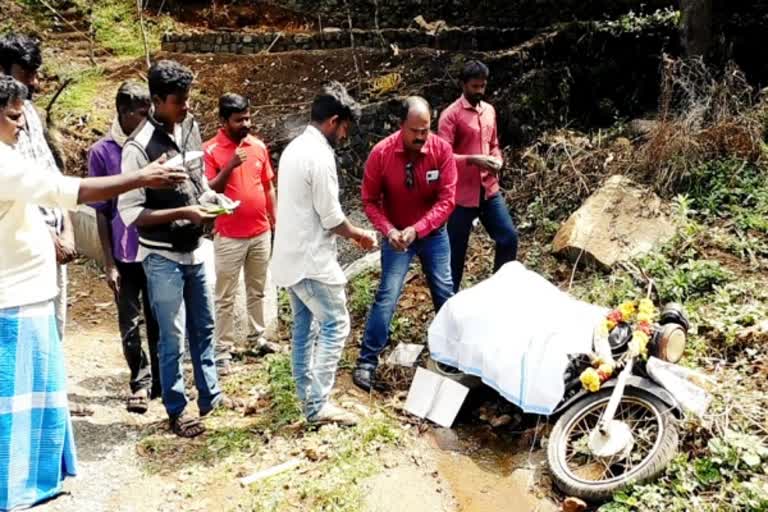 இருசக்கர வாகனத்திற்கு ஒப்பாரியிட்டு நூதன போராட்டம்