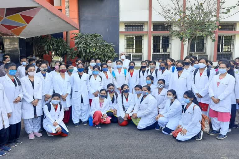 Junior doctors of Ambedkar Hospital raipur went on strike