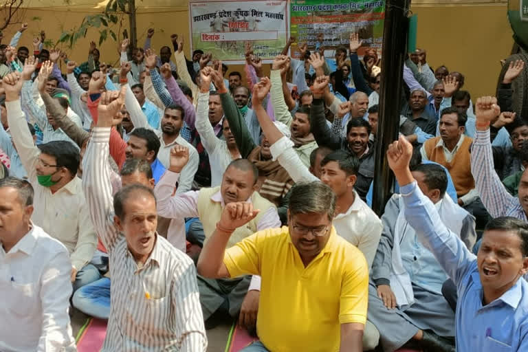 farmer friends protest at mla residence in giridih