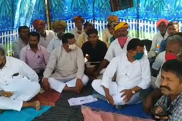 बाड़मेर में ग्रामीणों का धरना, Villagers protest in Barmer