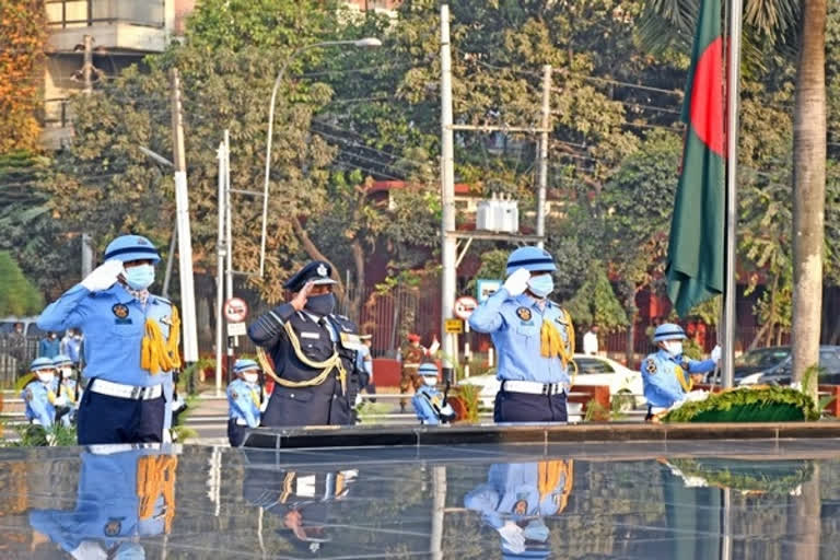 Indian Air Chief Bhadauria in Bangladesh  Indian Air Chief Bhadauria pays tribute to Bangladesh Armed Forces  ബംഗ്ലാദേശ് വിമോചനം  ജീവൻ അർപ്പിച്ച സൈനികർക്ക് ആദരവ്  ഇന്ത്യൻ വ്യോമസേന  എയർ ചീഫ് മാർഷൽ ആർ‌കെ‌എസ് ഭദൗരിയ