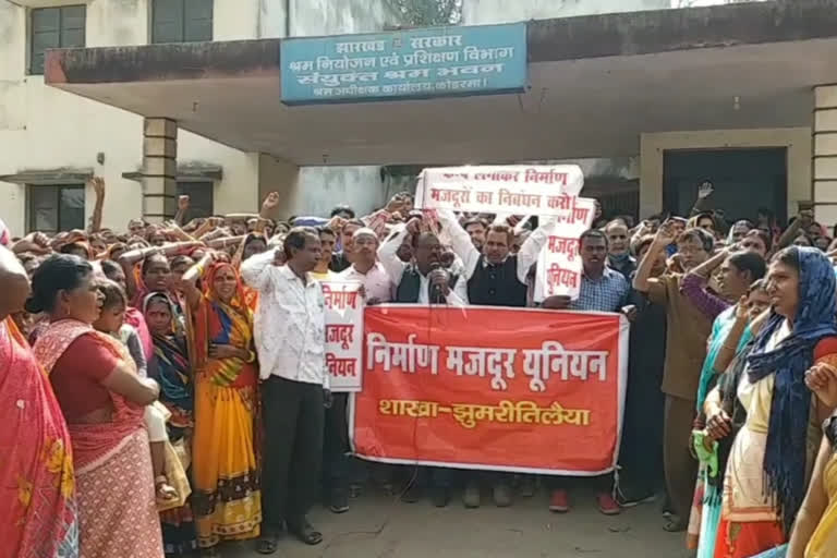 daily construction workers protest in koderma