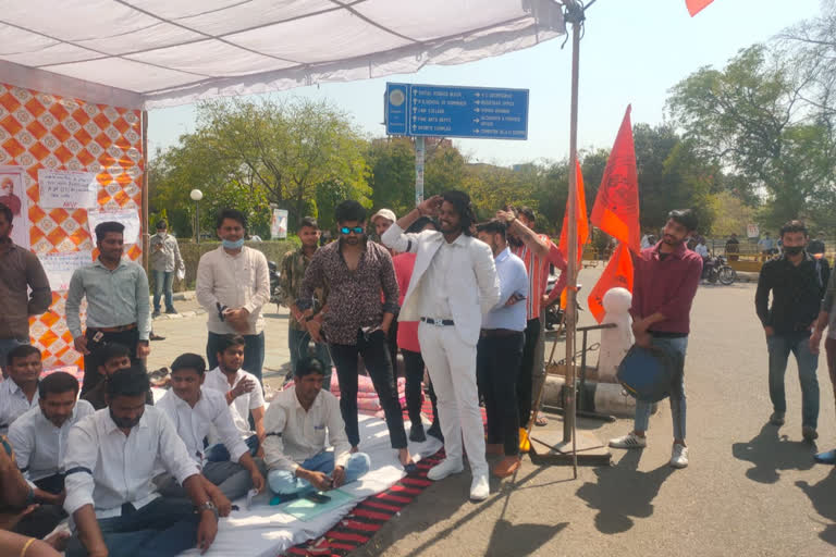 एबीवीपी ने काली पट्टी बांधकर किया प्रदर्शन, ABVP movement continues in Jaipur