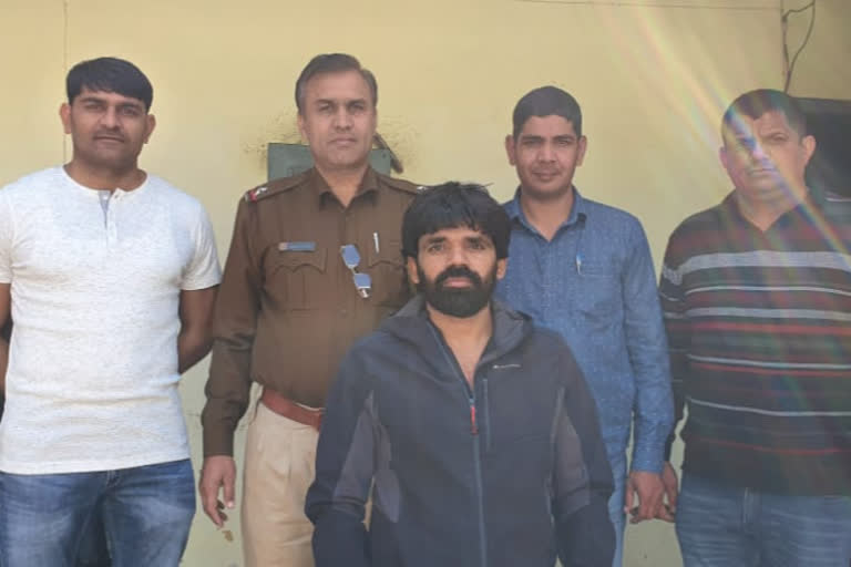 50 thousand prize crook arrest kharkhoda