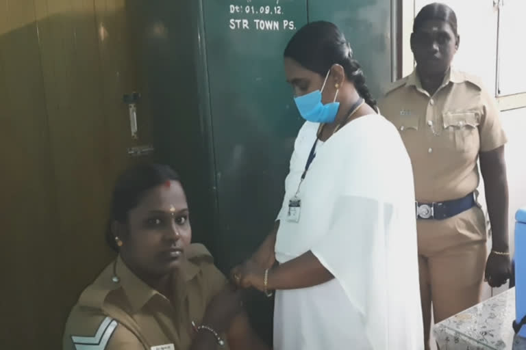 தடுப்பூசி போட்டுக்கொண்ட காவல் துறையினர்