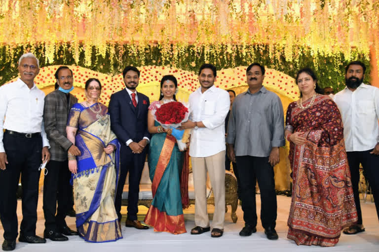 cm jagan attend mepma mission director son's wedding reception