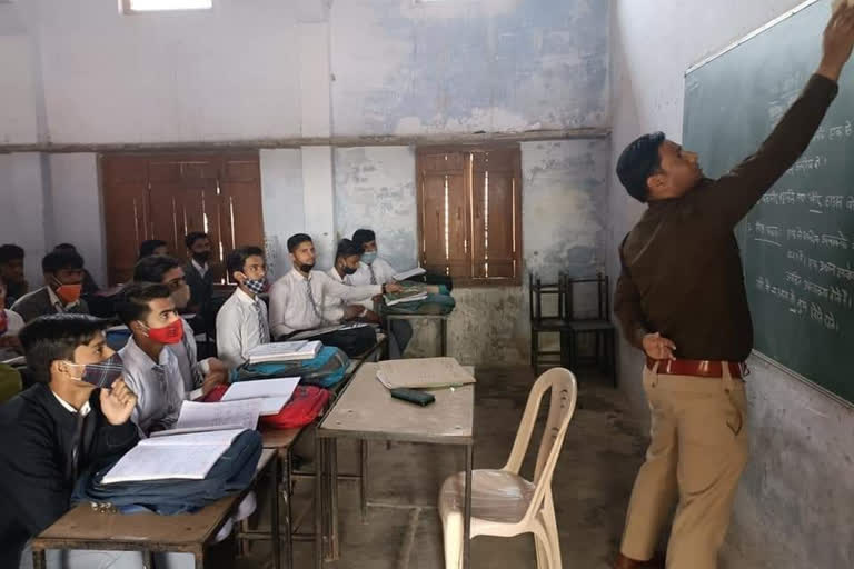 Jaspur Police teaches Physics and Maths to children