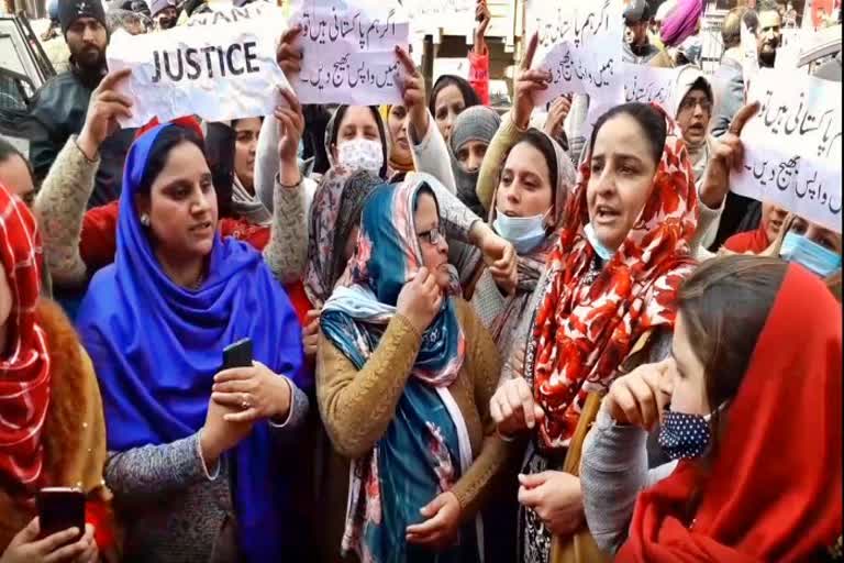 Pakistani wives of ex-Kashmiri militants protest in Srinagar