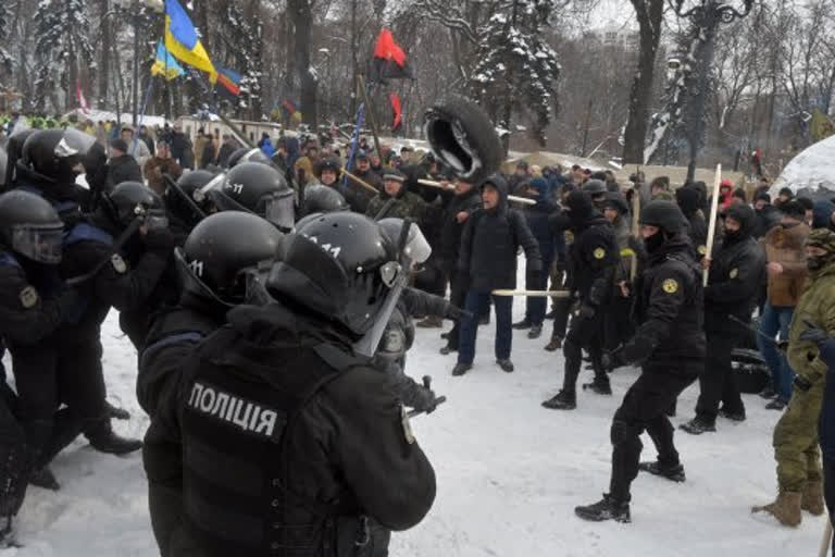 Ukraine  Clashes in Ukraine  Kiev city  Kiev city news  Ukraine news  Presidential office in Ukraine  clashes near Presidential office in Ukraine  ഉക്രൈന്‍ രാഷ്ട്രപതി ഭവന്‍  ഉക്രൈന്‍  ഉക്രൈന്‍ രാഷ്ട്രപതി