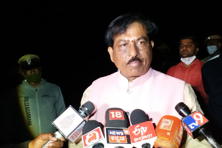 Mines Minister Murugesh Nirani visit, Mines Minister Murugesh Nirani late night visit, Mines Minister Murugesh Nirani late night visit to blast spot, Mines Minister Murugesh Nirani, Mines Minister Murugesh Nirani news, ಗಣಿ ಸಚಿವ ಮುರುಗೇಶ್​ ನಿರಾಣಿ ಭೇಟಿ, ಸ್ಫೋಟದ ಸ್ಥಳಕ್ಕೆ ಗಣಿ ಸಚಿವ ಮುರುಗೇಶ್​ ನಿರಾಣಿ ಭೇಟಿ, ಗಣಿ ಸಚಿವ ಮುರುಗೇಶ್​ ನಿರಾಣಿ, ಗಣಿ ಸಚಿವ ಮುರುಗೇಶ್​ ನಿರಾಣಿ ಸುದ್ದಿ,