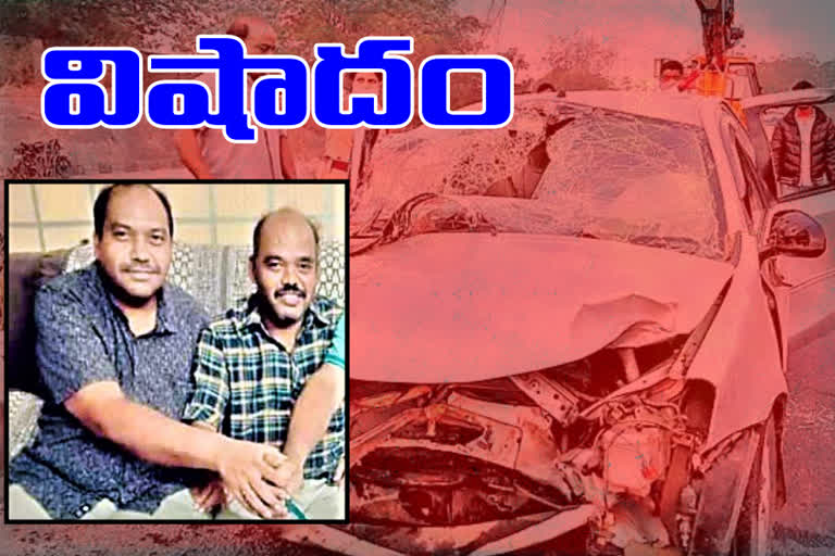 Car overturns on road brothers deid in peddapalli