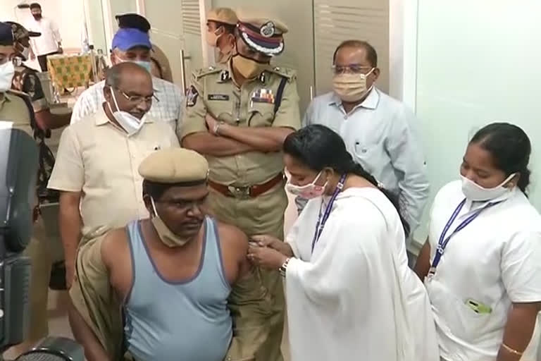 corona vaccination to police begins in vijayawada