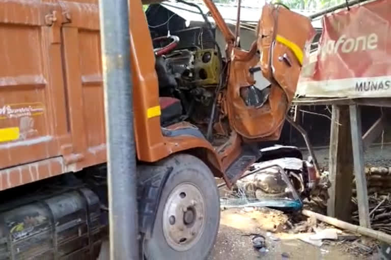 Tipper lorry  ടിപ്പർ ലോറി  ഡ്രൈവർക്ക് പരിക്ക്  കോഴിക്കോട്‌  accident  ലോറി നിയന്ത്രണം വിട്ട്‌ അപകടം