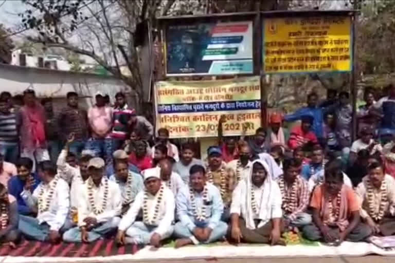 workers sitting on indefinite hunger strike regarding employment in dhanbad