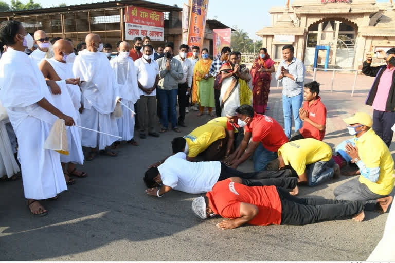 Acharya Shri Mahashraman reached Shankar Nagar in Raipur on Tuesday