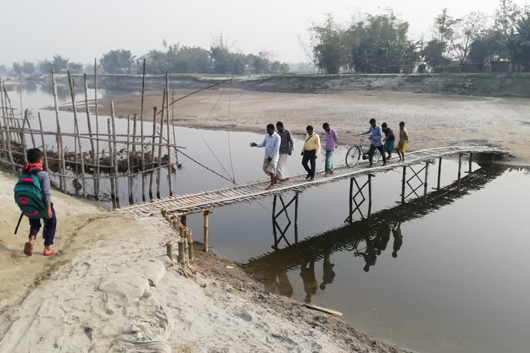 নিৰ্বাচনৰ পূৰ্বে কাঠৰ দলঙৰ দাবী জনীয়াৰ খাৰাবল্লী গাঁৱৰ ৰাইজৰ