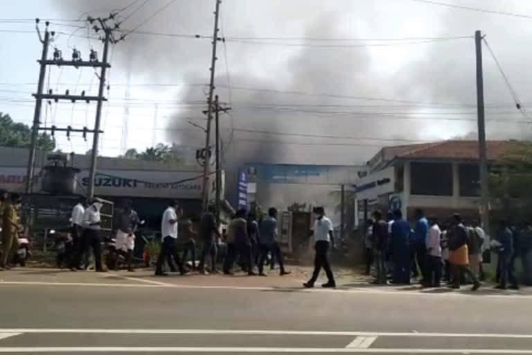 Kottarakkara Muthoot car showroom fire  Kottarakkara Muthoot car showroom  Kottarakkara Muthoot car showroom  kollam  കൊട്ടാരക്കര മുത്തൂറ്റ് കാർ ഷോറൂമിൽ തീപിടിത്തം  കൊട്ടാരക്കര മുത്തൂറ്റ് കാർ ഷോറൂം  കൊട്ടാരക്കര വാർത്ത