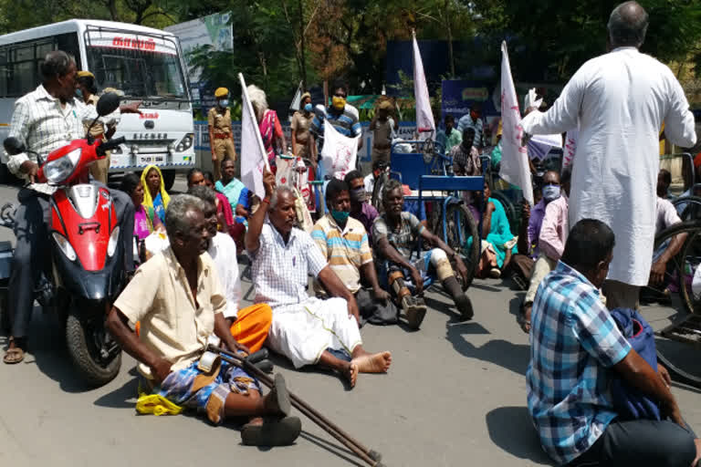 differently abled person road blockade protest in vellore,  vellore latest news, vellore, வேலூரில் மாற்றுத்திறனாளிகள் சாலை மறியல், வேலூர் மாவட்டச்செய்திகள்