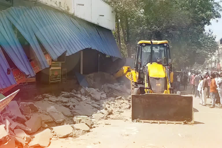 removed the encroaching structures on the roads in the Manchiryala market