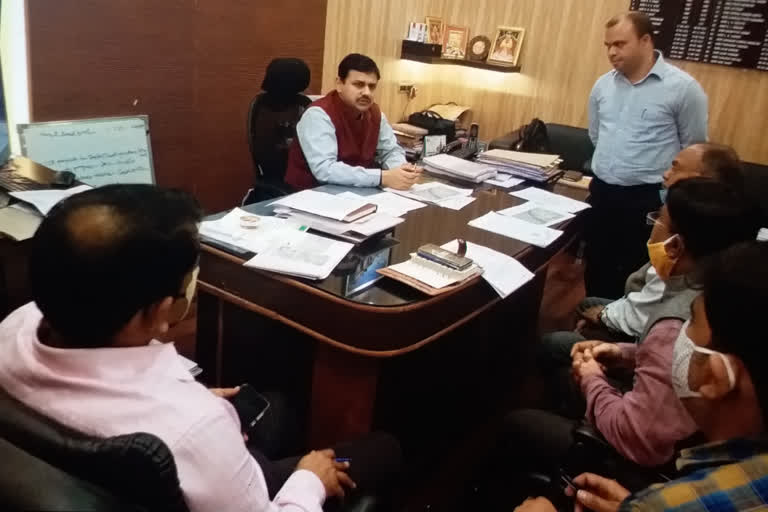 डीएम कौशल राज शर्मा ने कैंप कार्यालय पर बैठक