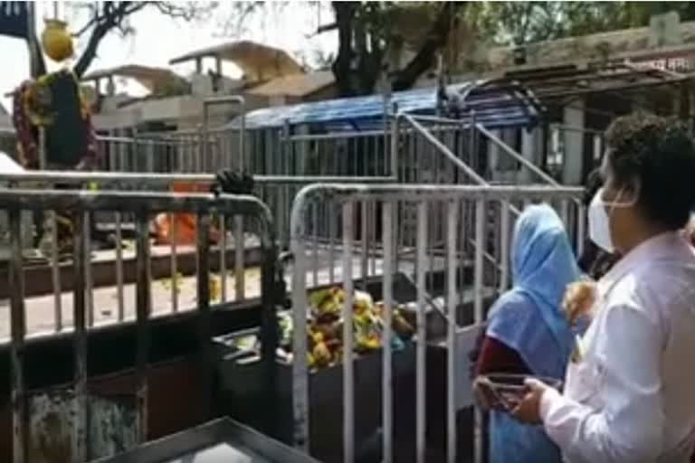 physical-distance-is-not-observed-in-the-shanishinganapur-temple-on-the-corona-background