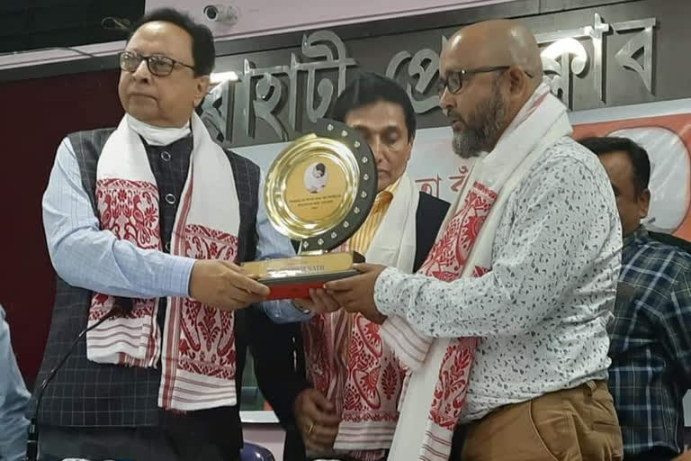 জ্যেষ্ঠ ফটো সাংবাদিক অনুপম নাথলৈ 'পৰাগ কুমাৰ দাস সাংবাদিকতা বঁটা'