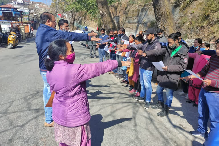 Pledge to street vendors to maintain cleanliness in Mussoorie