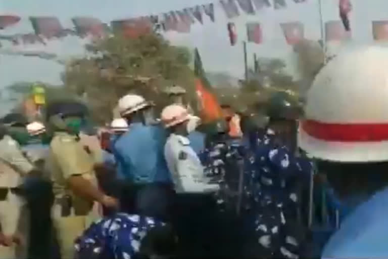 BJP workers clash with security personnel in West Bengal  West Bengal News  Barrackpore News  Parivartan Yatra  പശ്ചിമ ബംഗാൾ തെരഞ്ഞെടുപ്പ്  പരിവർത്തൻ യാത്ര  പശ്ചിമ ബംഗാൾ വാർത്ത  ബരാക്‌പോർ വാർത്ത