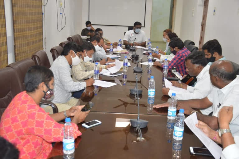 warangal urban dist collector rajeev gandhi hanumanthu review paddy buying arrangements in markets