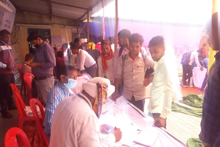 रोजगार मेला में उमड़ी बेरोजगारों की भीड़, Crowd of unemployed in employment fair