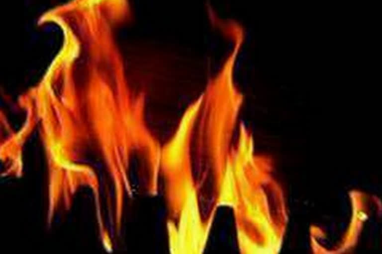 6 shops gutted in fire in J&K's Poonch  Ramban  പൂഞ്ച്  റാംബാൻ  ആറ് കടകൾക്ക്‌ തീപിടിച്ചു  തീപിടിത്തം  ജമ്മു  കടകൾക്ക്‌ തീപിടിച്ചു  shops gutted