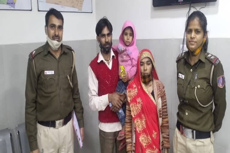 Delhi police found 2 years old girl and handover to her family in Kotla Mubarakpur