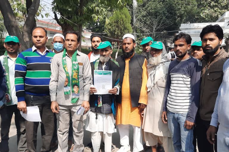 all-india-majlis-e-ittehad-ul-muslimeen-street-issues-a-memorandum-to-administration