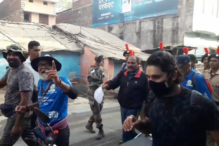 retired soldiers on foot march around ganges