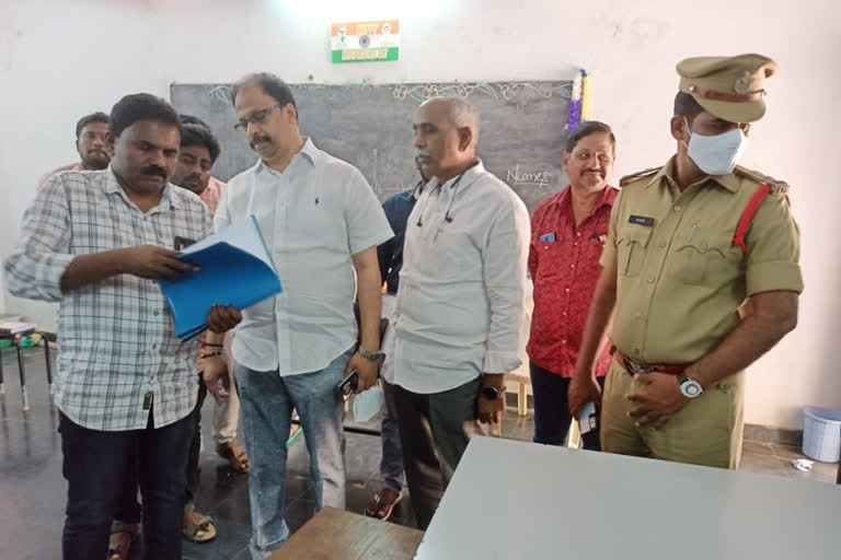 City Additional Commissioner inspecting Atmakuru polling station