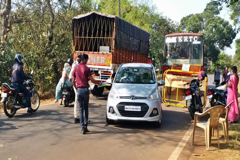 ಬೆಳಗಾವಿಗೆ ಪ್ರವೇಶಿಸುವ ಪ್ರಯಾಣಿಕರನ್ನು ಹಿಂತಿರುಗಿಸುತ್ತಿರುವ ಪೊಲೀಸರು