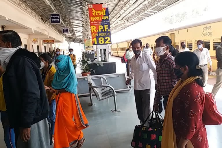 Passengers arriving by train without RT-PCR report