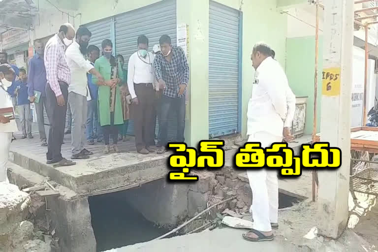 karimnagar municipal commissioner kranthi, mayor sunil rao inspected on footpaths in city