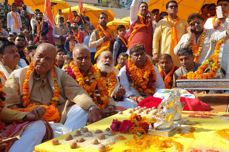 श्रीगंगा सभा ने हरकी पैड़ी पर फहरायी धर्मध्वजा