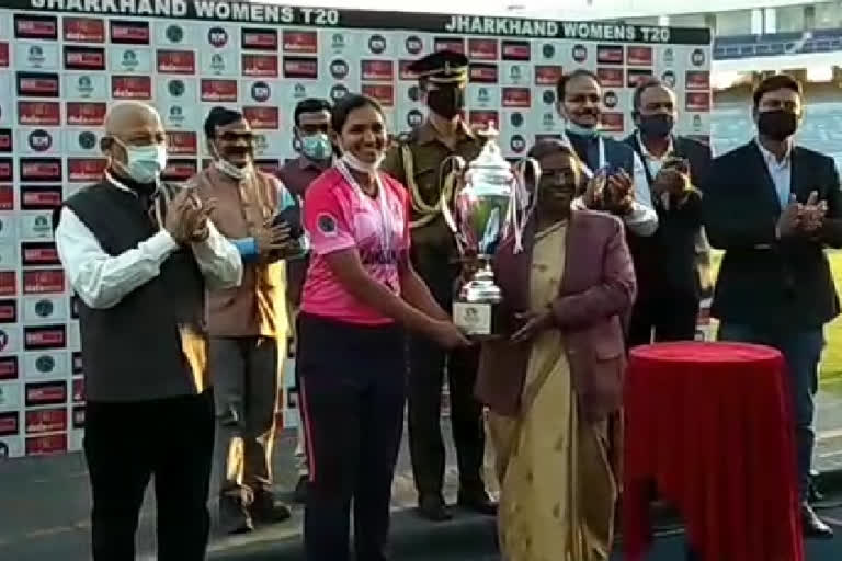 Governor draupadi murmu honored the winning players in ranchi