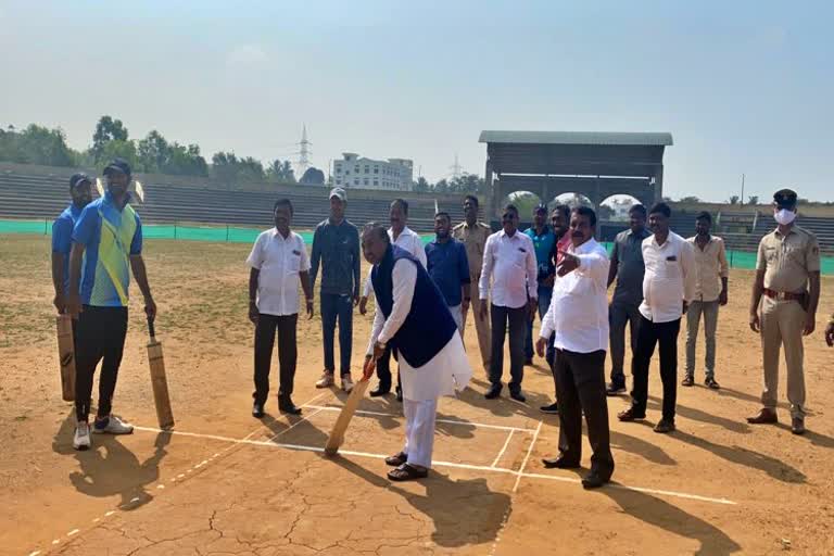 minister k s Ishwarappa plays cricket