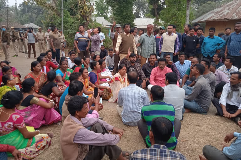 চিট ফান্দ কেলেংকাৰীঃ স্থানীয় লোকে ঘেৰাও কৰিলে ত্ৰিপুৰাৰ প্ৰাক্তন মন্ত্ৰীৰ বাসগৃহ