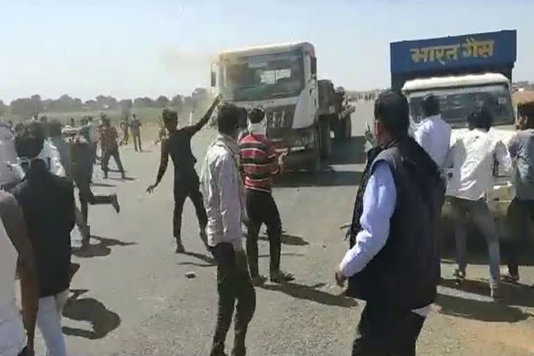 stone pelt in police in dausa, stone pelt on highway team