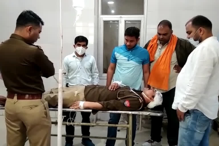 बिजनौर में पुलिसकर्मियों पर हमला